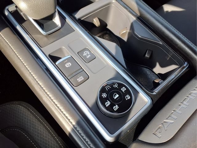 Used 2024  Nissan SV image 6