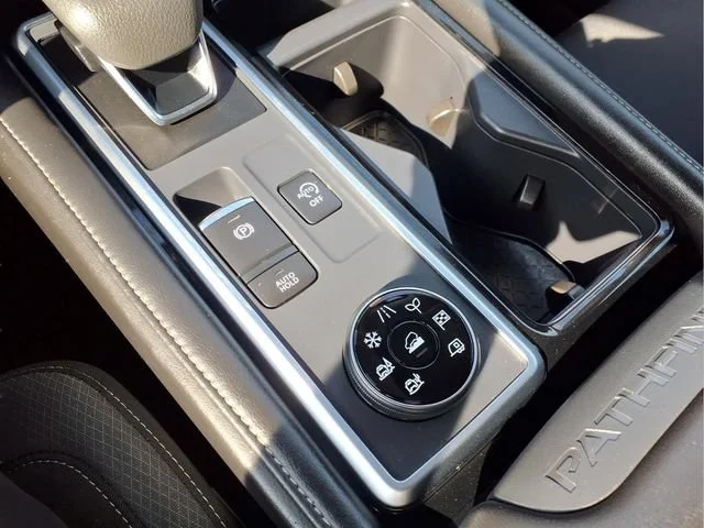 Used 2024  Nissan SV image 6