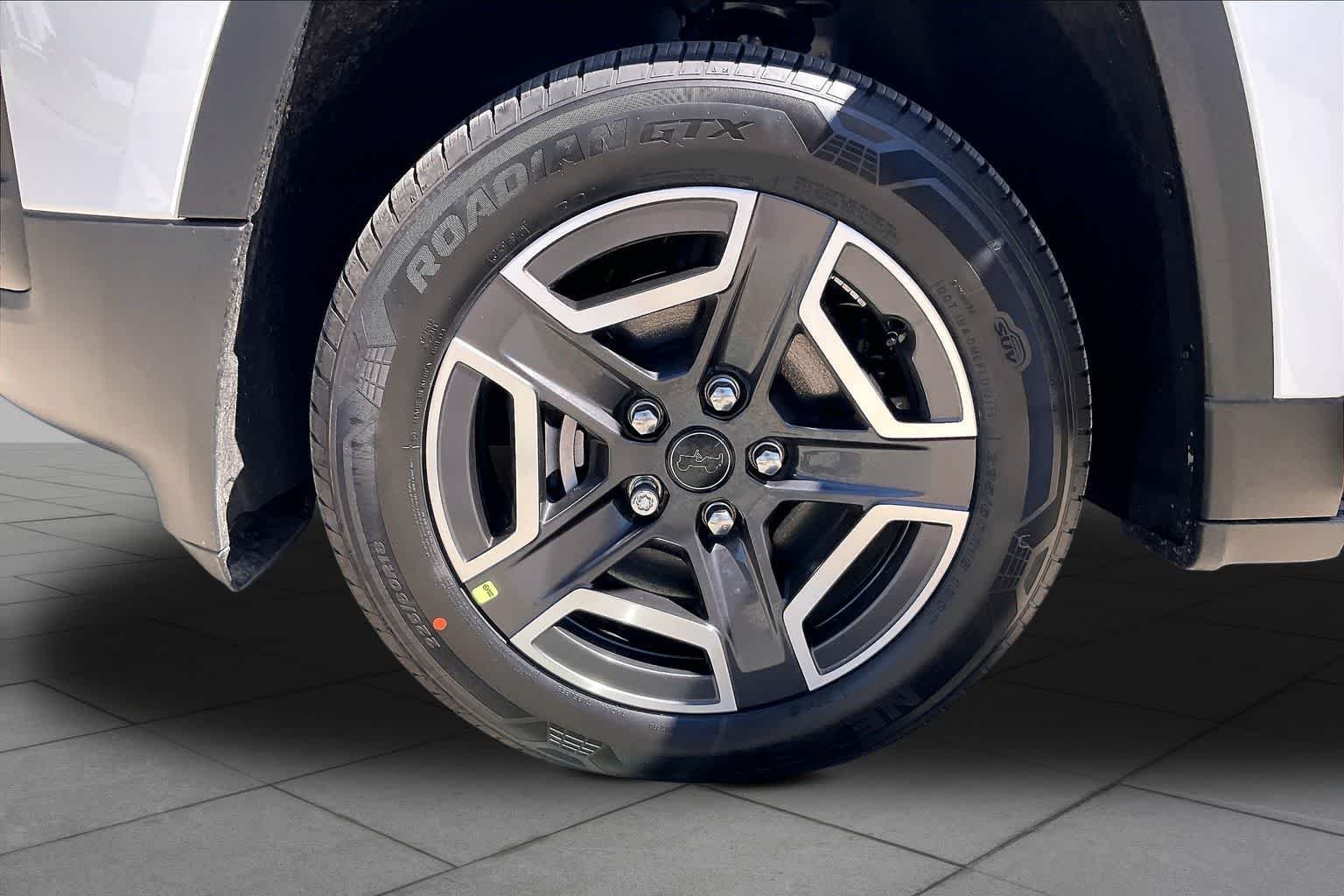 New 2026 Bright White Clear-Coat Exterior Paint Jeep Limited image 11