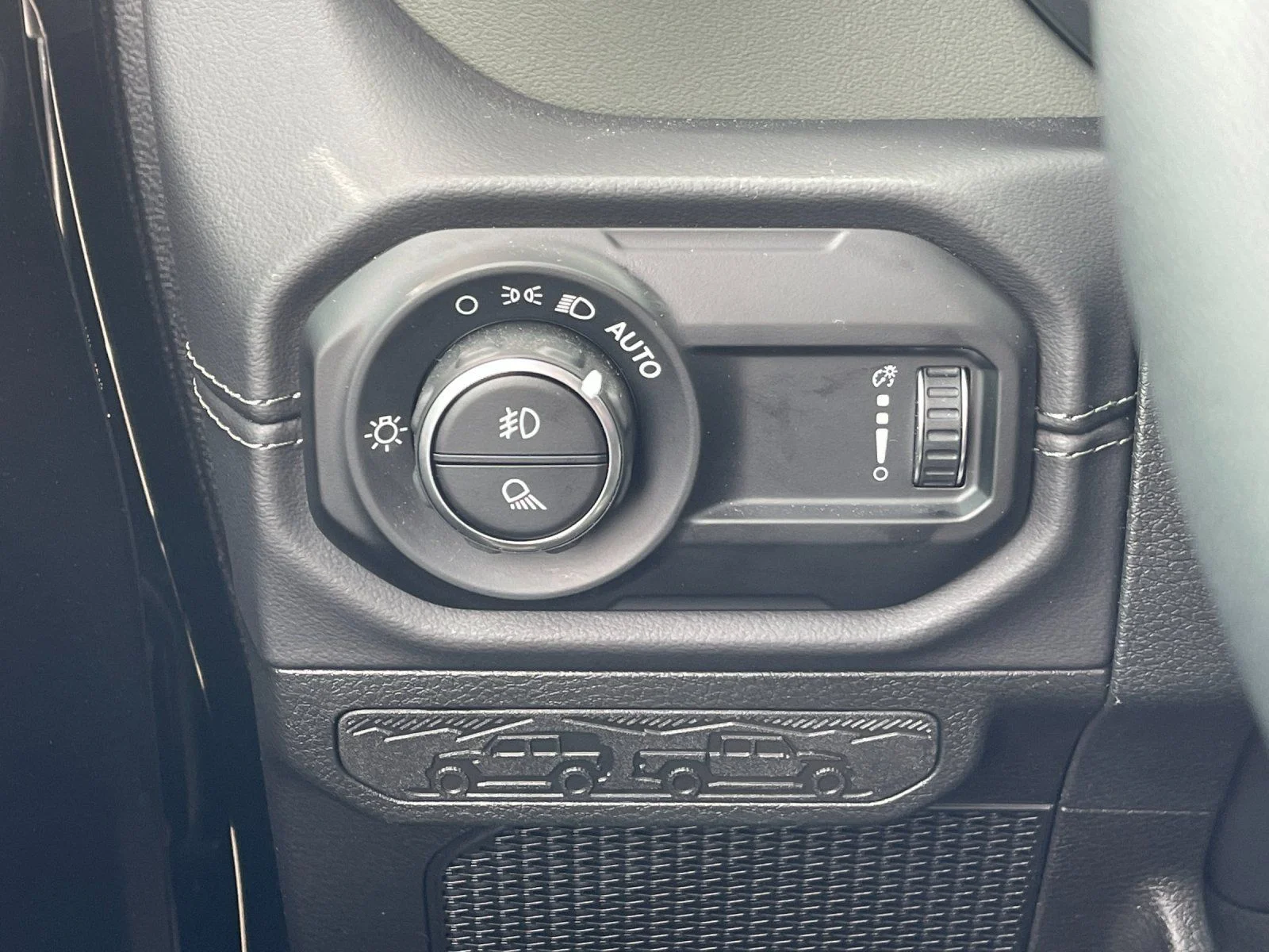 Used 2025 Black Jeep Mojave image 29