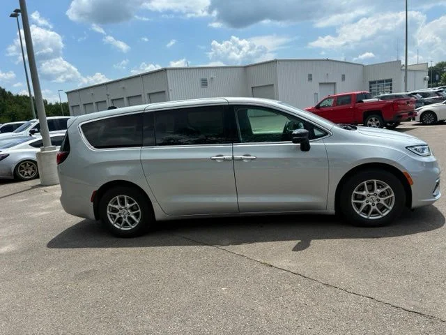 Used 2024 Silver Chrysler Touring L image 9