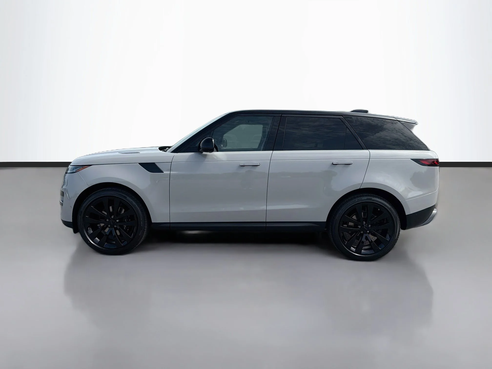 New 2026 Borasco Grey Land Rover SE image 2