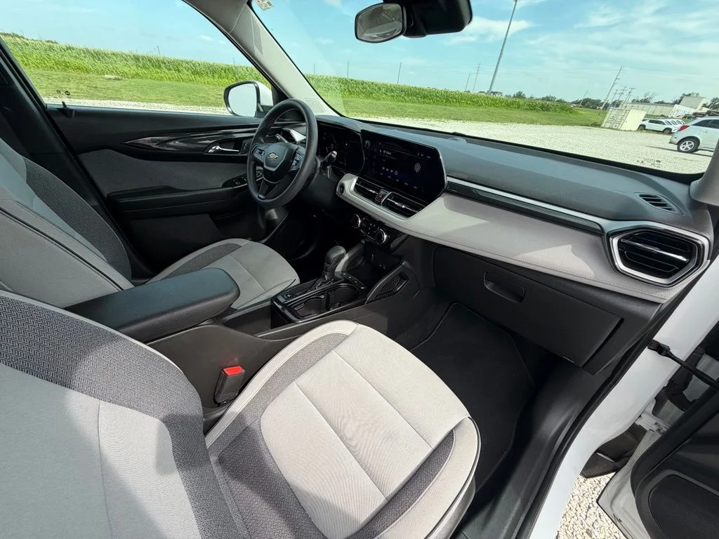 Used 2025 White Chevrolet LT image 29