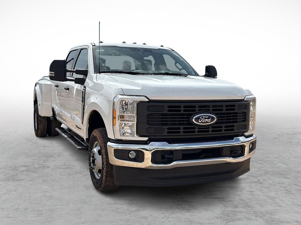 Used 2025 Oxford White Ford XLT image 2