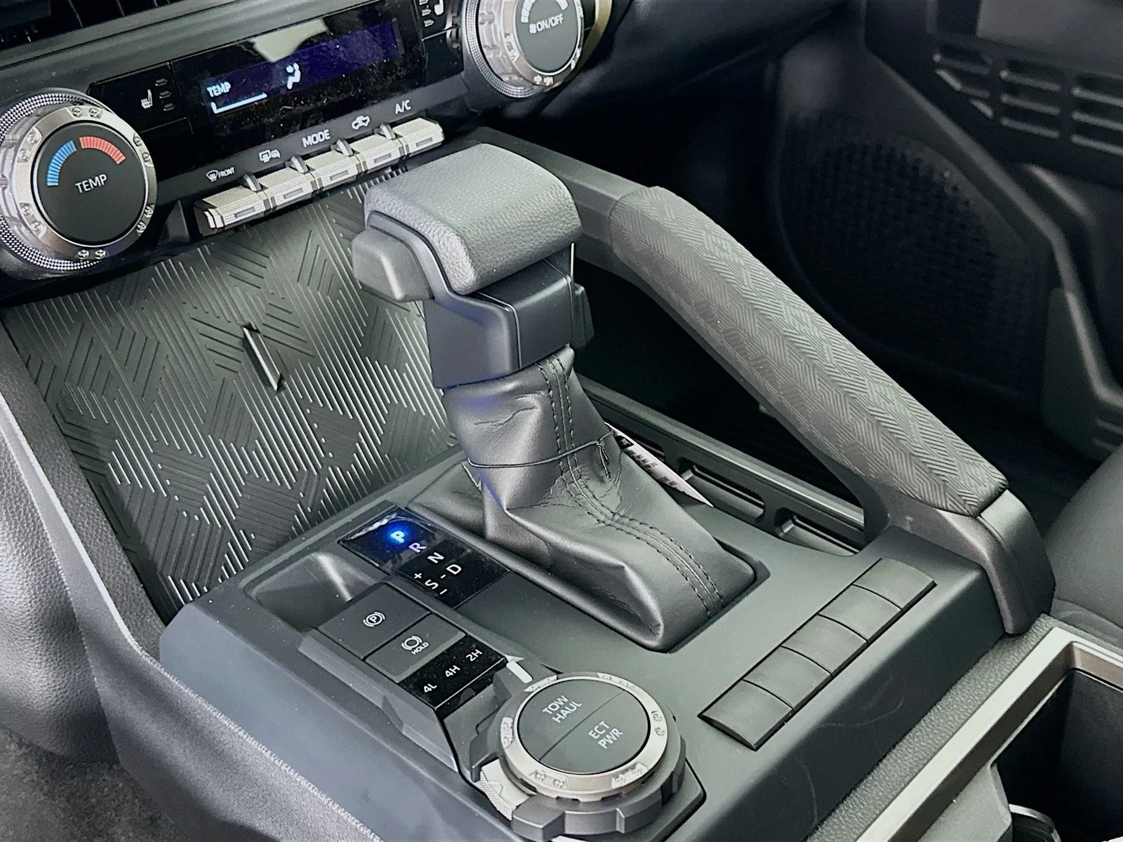 2025 Toyota Tacoma SR5 - Photo 16