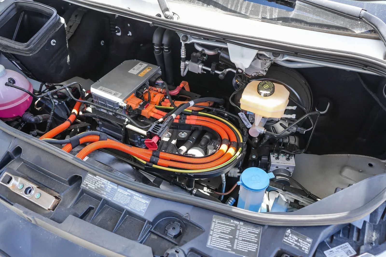 New 2025 Arctic+White Mercedes-Benz Cargo 170WB High Roof 113kw Battery RWD SO Motor image 32