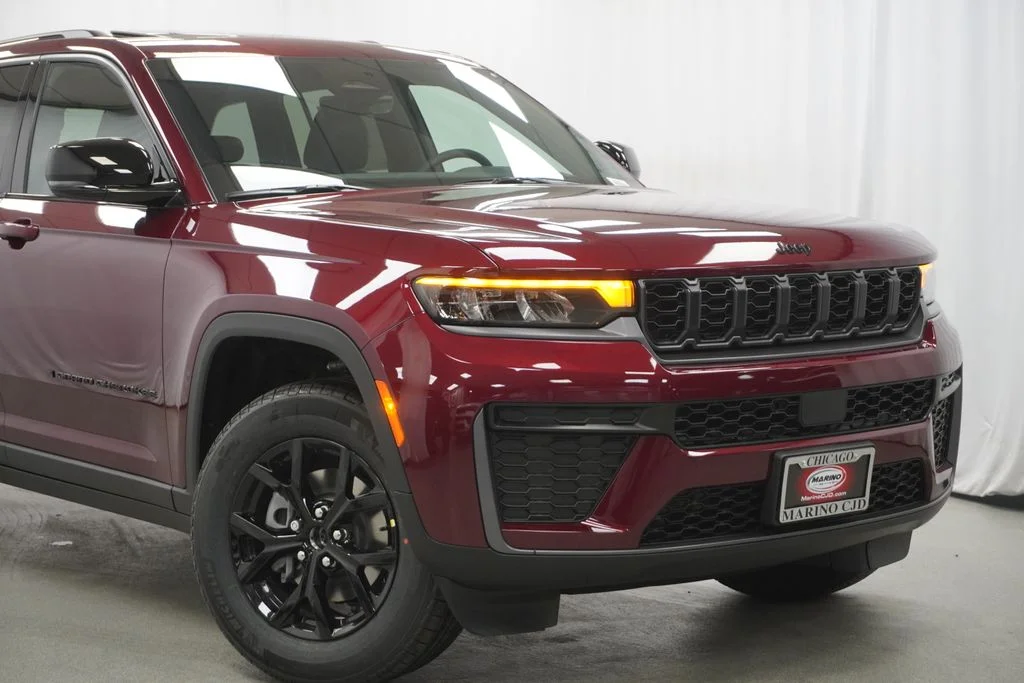 New 2026 Velvet Red Pearl-Coat Exterior Paint Jeep Altitude image 3