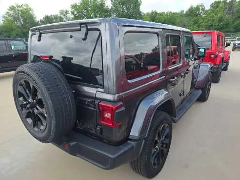 Used 2025 Granite Crystal Metallic Clearcoat Jeep Sahara image 3