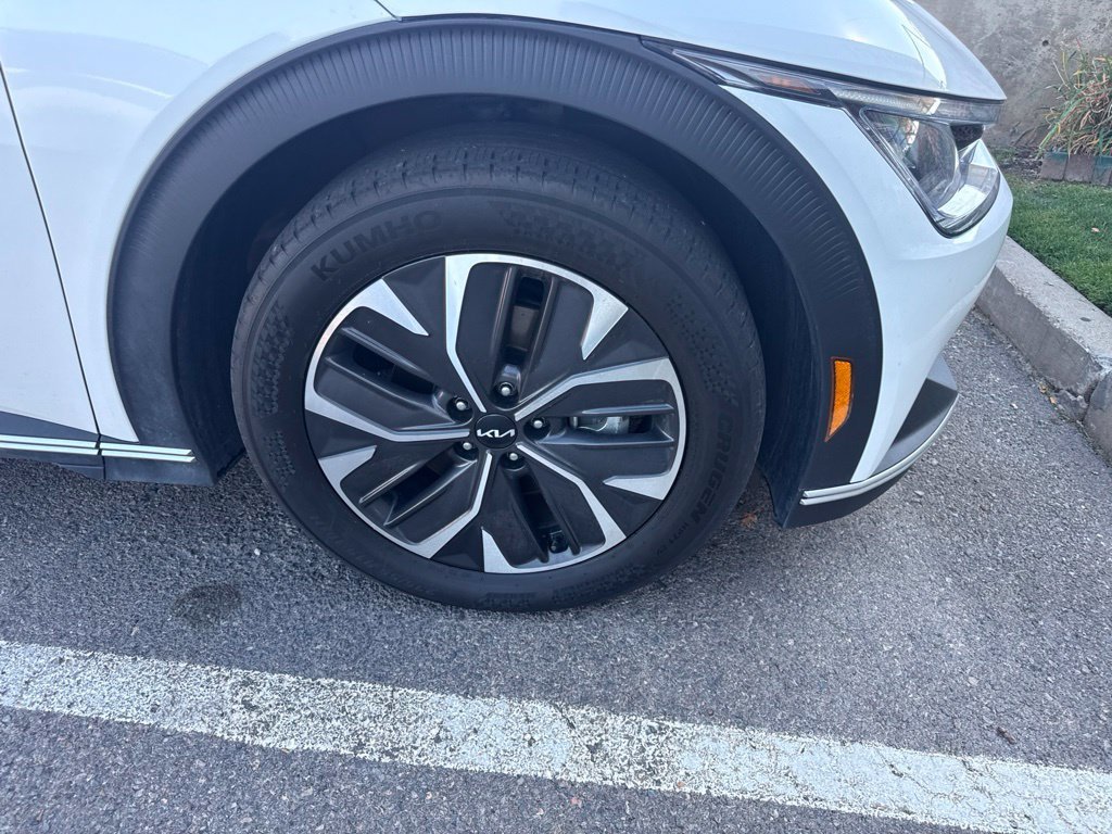 Certified Used 2024 Snow White Pearl Kia Light image 17