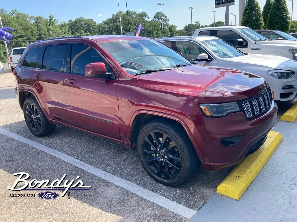 Used 2021 Velvet Jeep Laredo X image 2