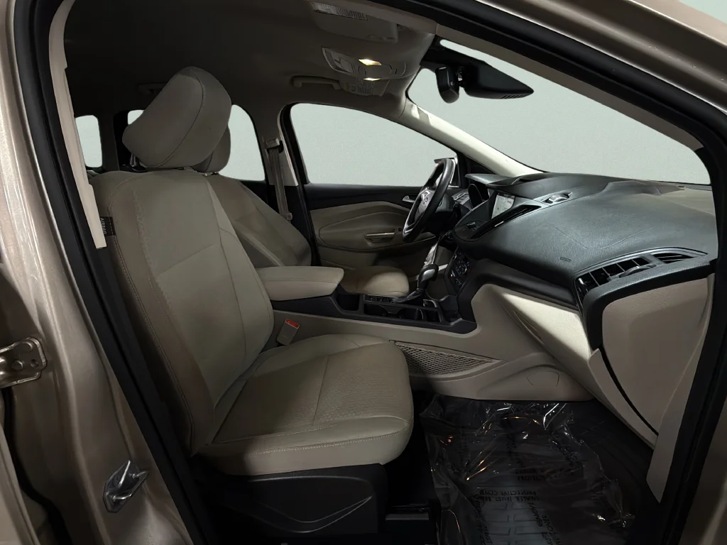 Used 2018 White Gold Metallic Ford SE image 21