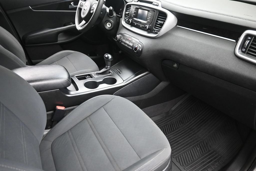 Used 2016 Silver Kia LX image 9