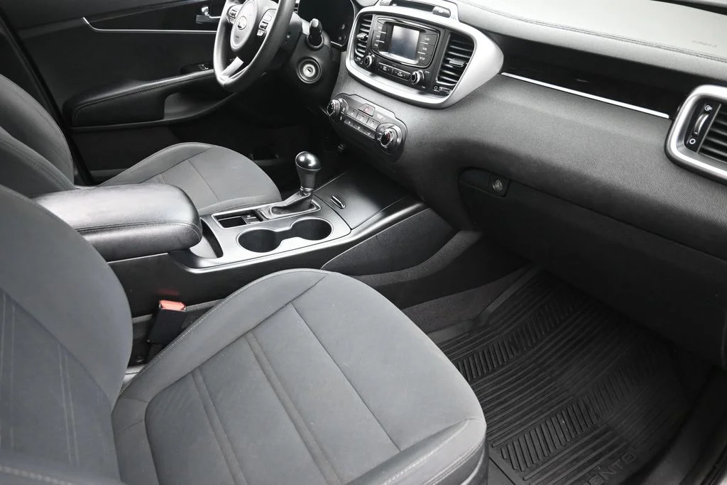 Used 2016 Silver Kia LX image 9