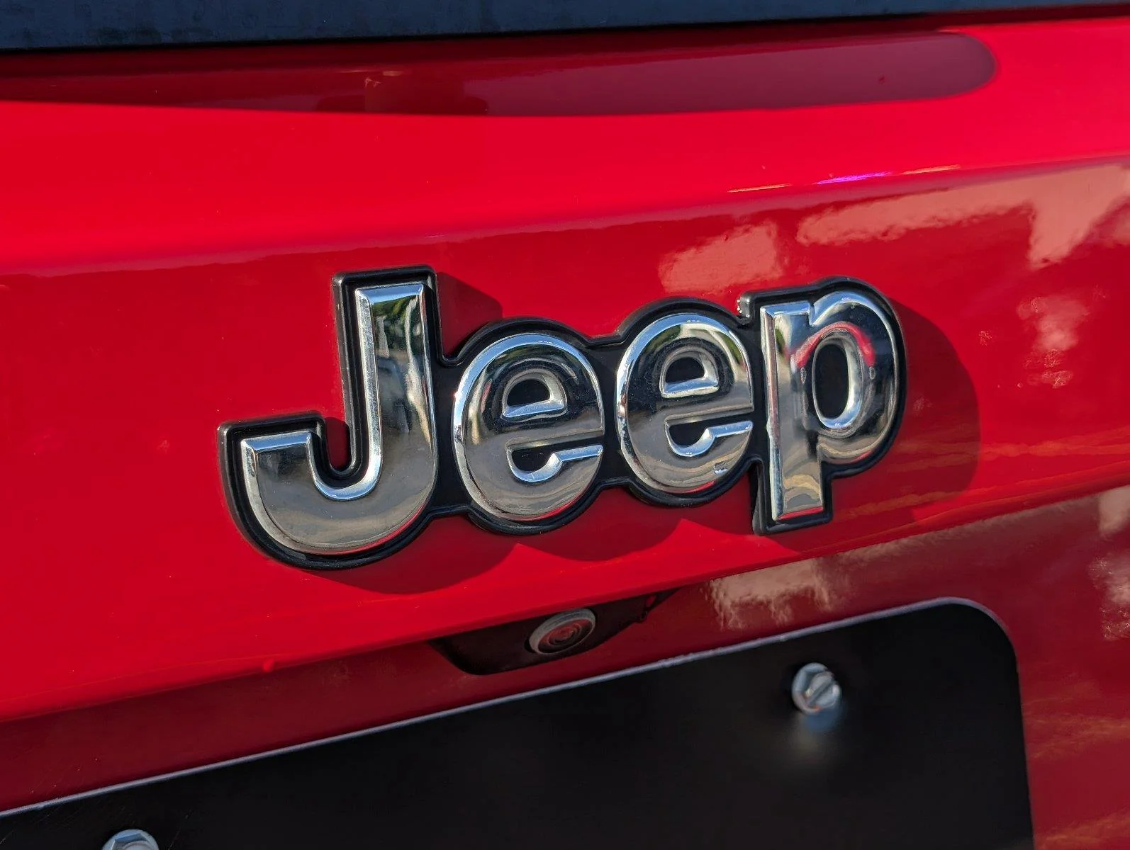Used 2023 Colorado Red Clearcoat Jeep Latitude image 6