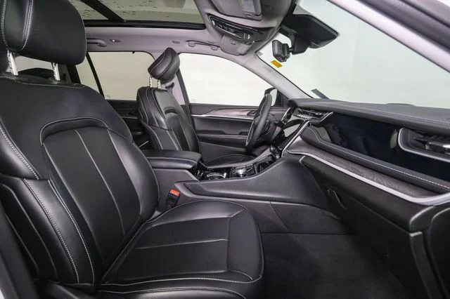 Used 2023 White Jeep 4xe image 17