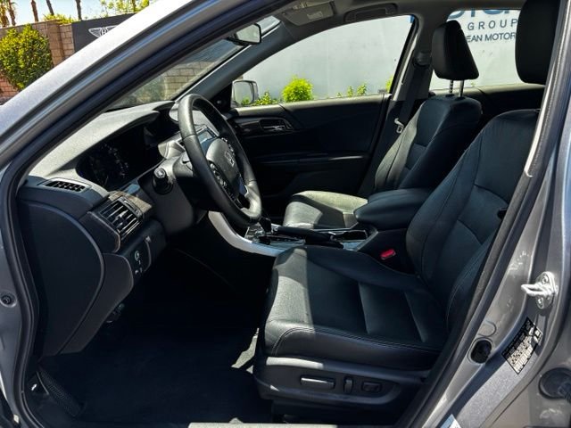 Used 2017 Lunar Silver Metallic Honda Touring image 10