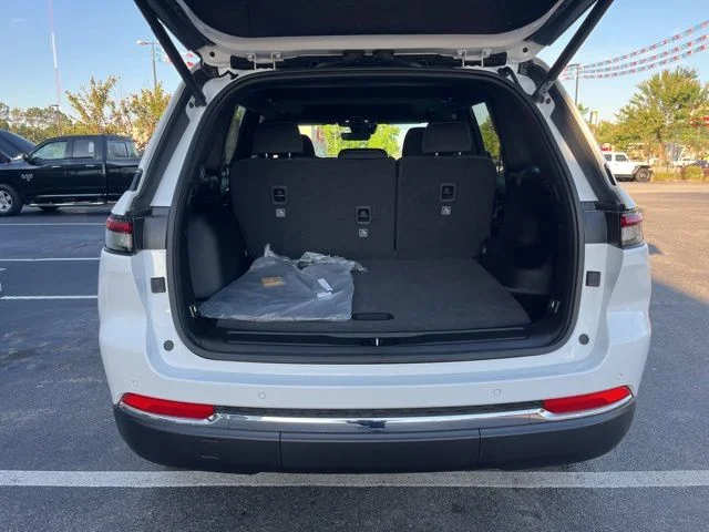 New 2026 Bright White Clear-Coat Exterior Paint Jeep Laredo X image 22