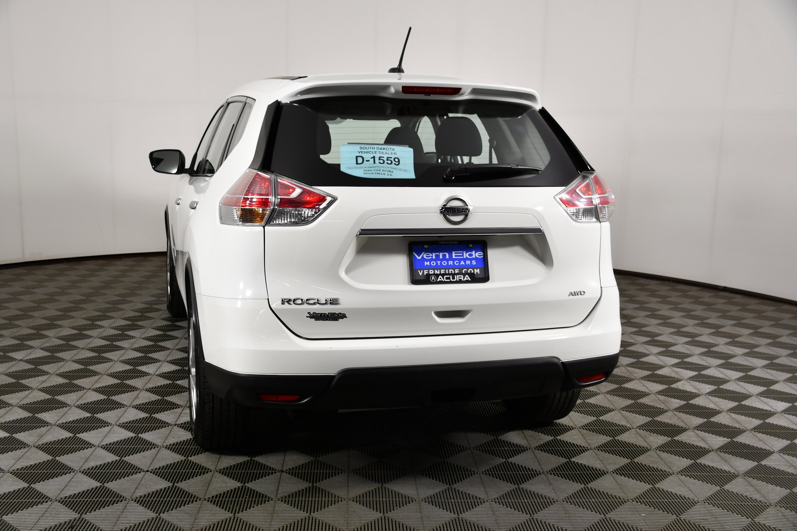 Used 2015 Glacier White Nissan S image 7