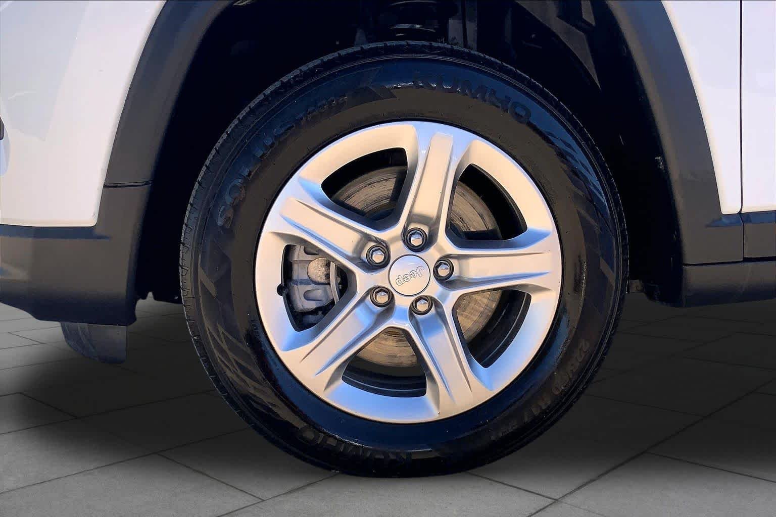 Certified Used 2023 Bright White Clearcoat Jeep Latitude image 11