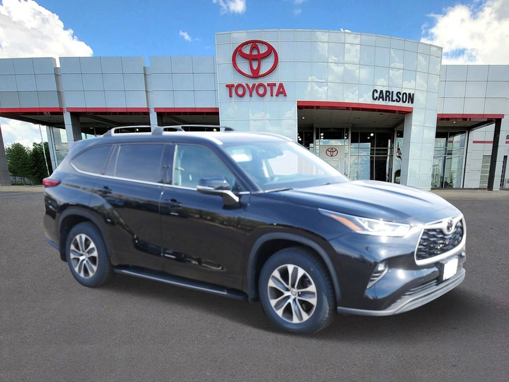Used 2022 Toyota Highlander XLE with VIN 5TDGZRBH6NS597347 for sale in Minneapolis, Minnesota