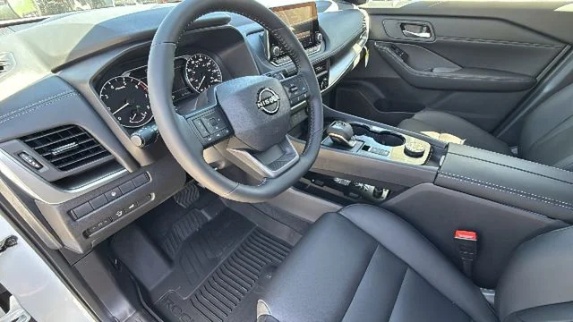 New 2026 Everest White Pearl TriCoat Nissan Dark Armor™ image 10