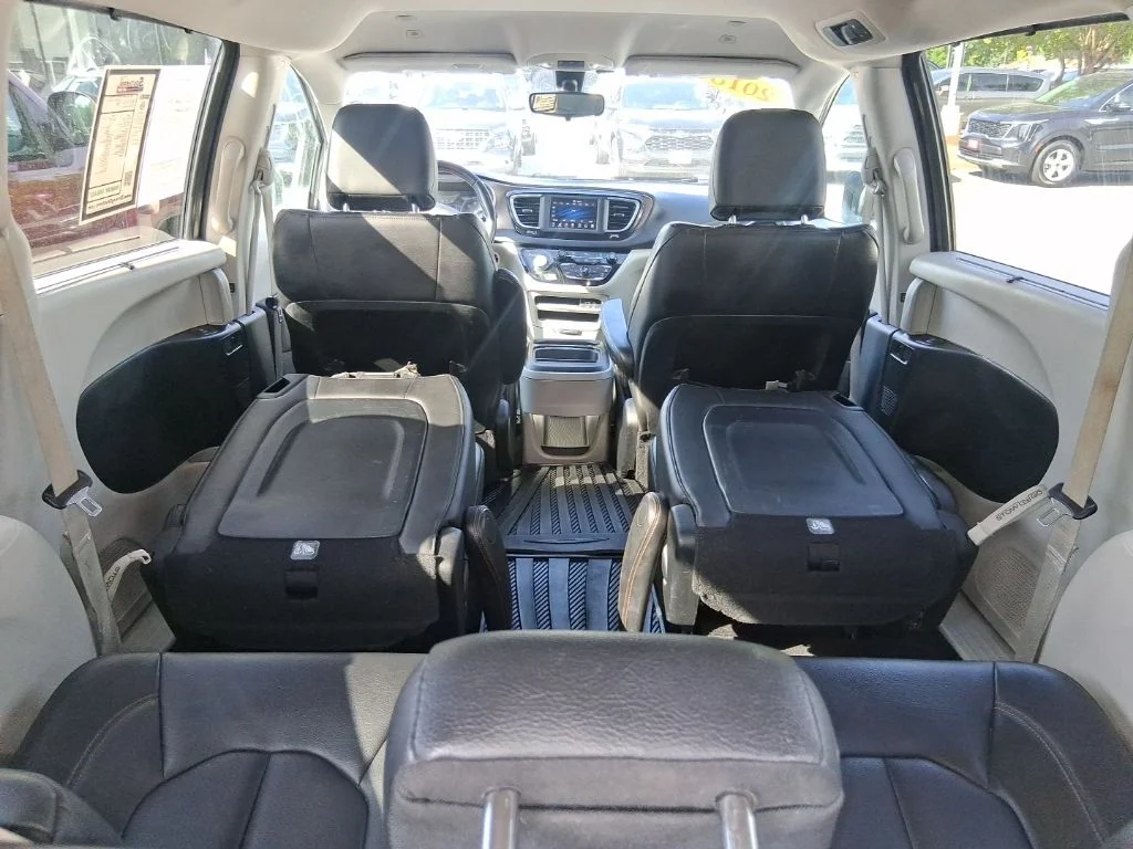 Used 2018 Gray Chrysler Touring L image 21