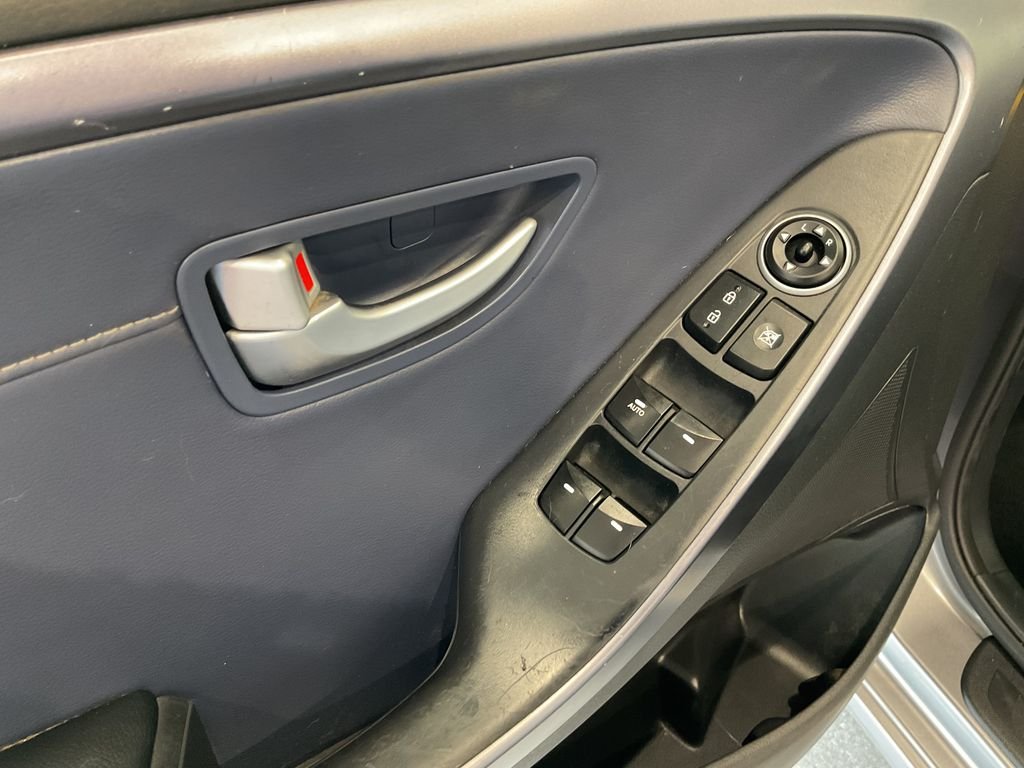 Used 2013 Gray Hyundai Base w/Blue image 11