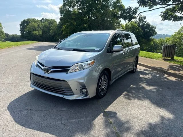 Used 2019 Silver Toyota XLE image 3