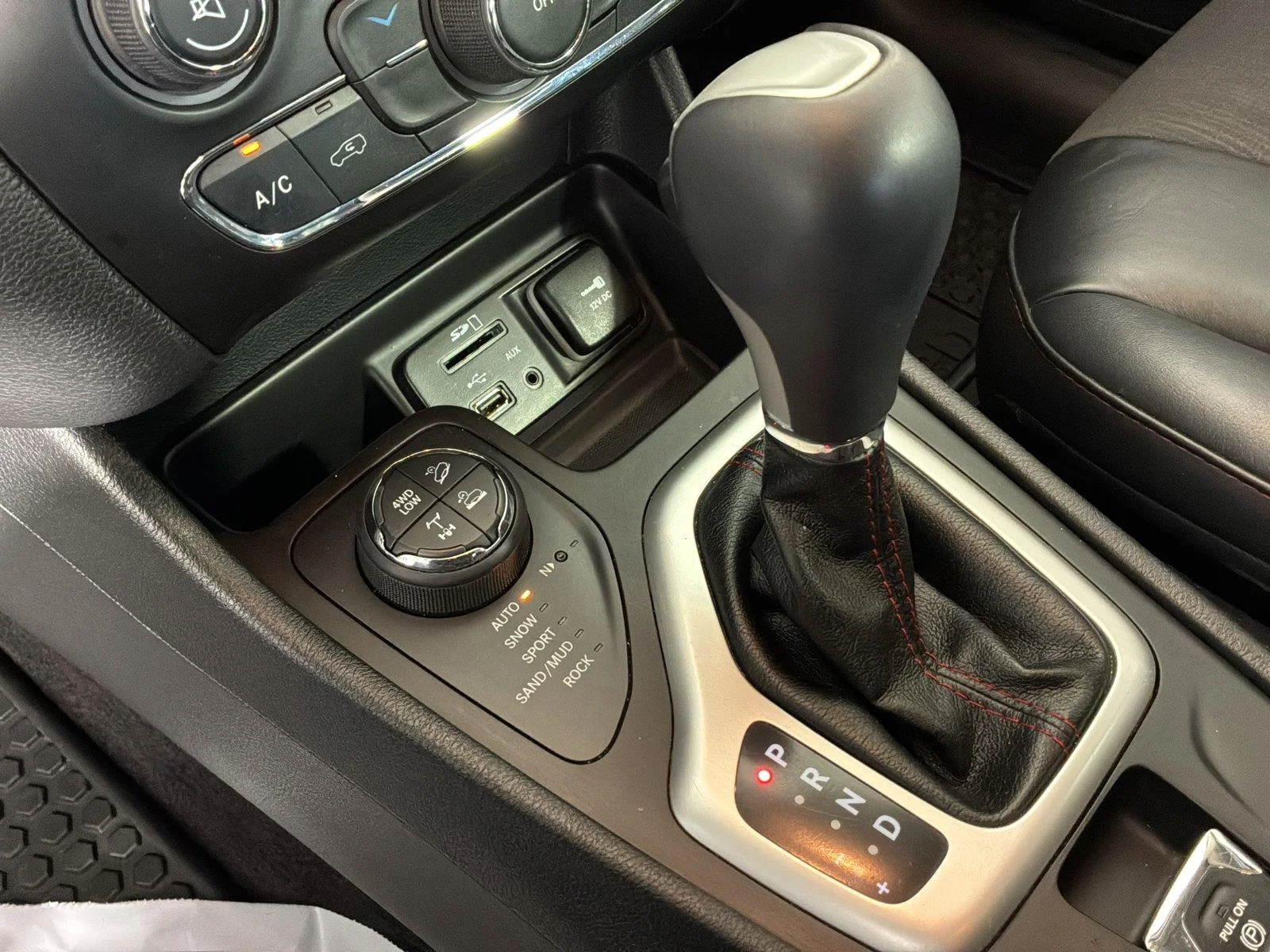 Used 2017 Granite Crystal Metallic Clearcoat Jeep Trailhawk image 36
