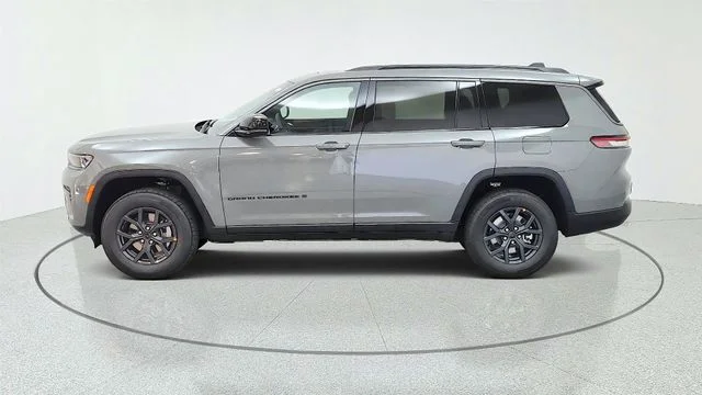 New 2027 Sting-Gray Clear-Coat Paint Jeep Laredo Altitude image 6