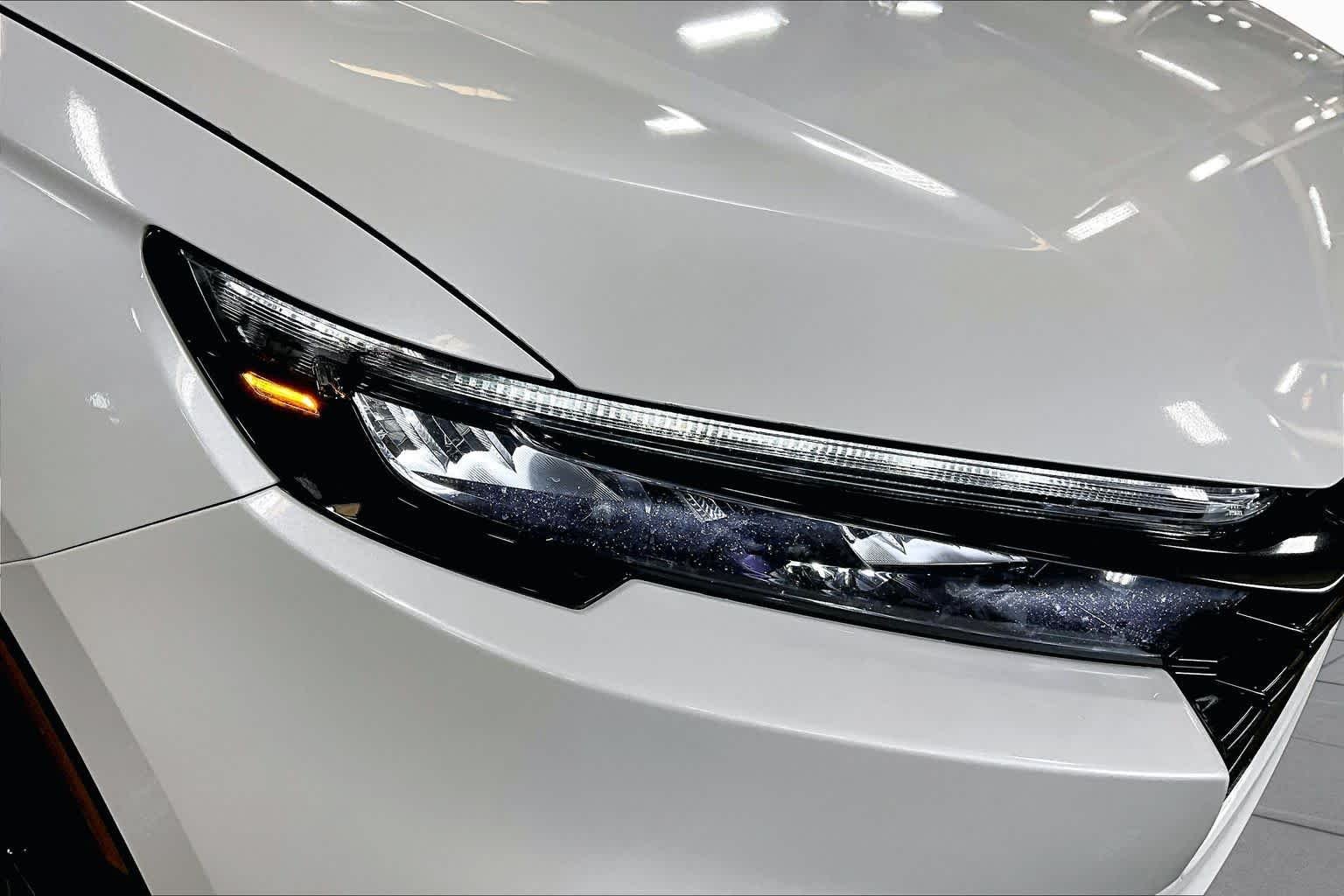 Used 2025 Platinum White Pearl Honda EX image 24