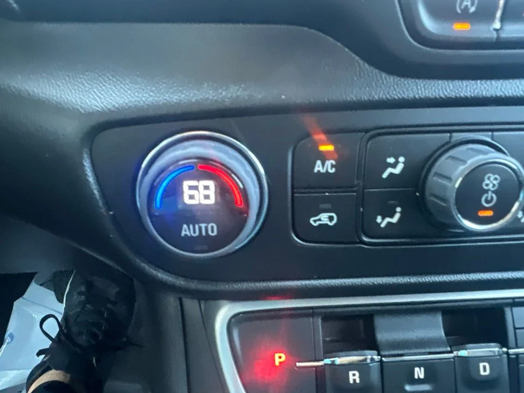 Used 2023 White GMC SLT image 19