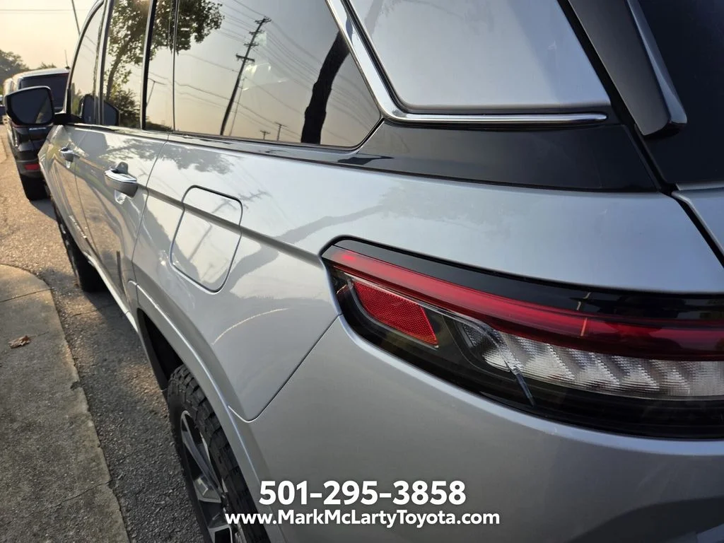 Used 2022 Silver Jeep Overland image 8