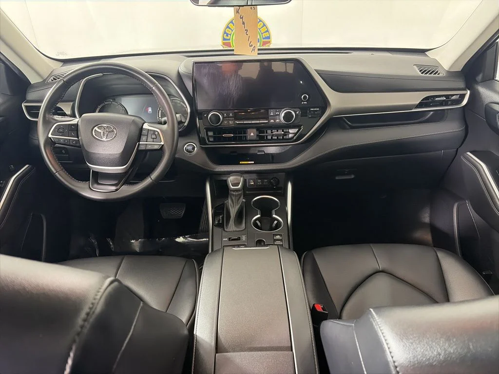Used 2023  Toyota XLE image 7