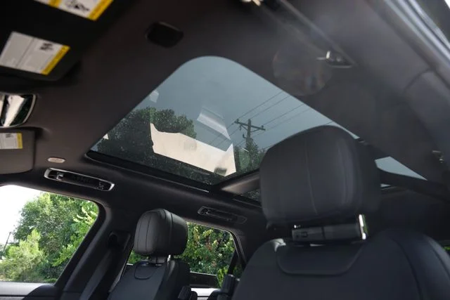 New 2026 Santorini Black Land Rover Dynamic SE image 5