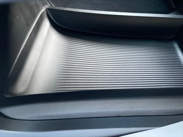 New 2026 Bright White Clear-Coat Exterior Paint Chrysler Pinnacle image 32