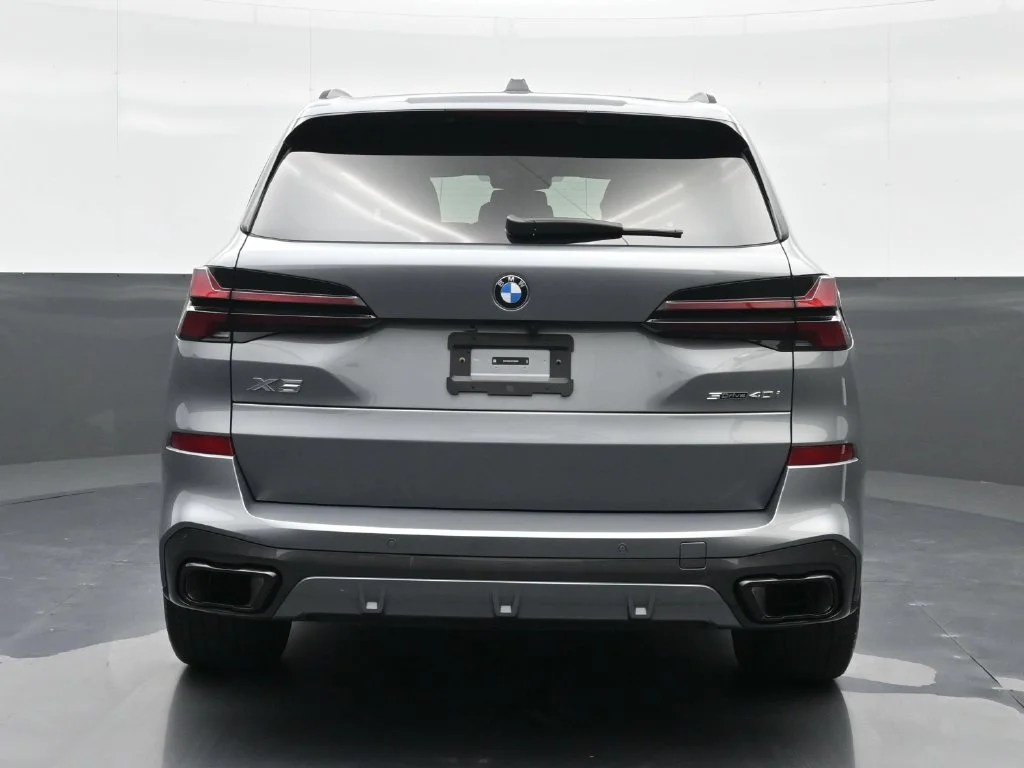 Used 2026 Skyscraper Grey Metallic BMW sDrive40i image 16