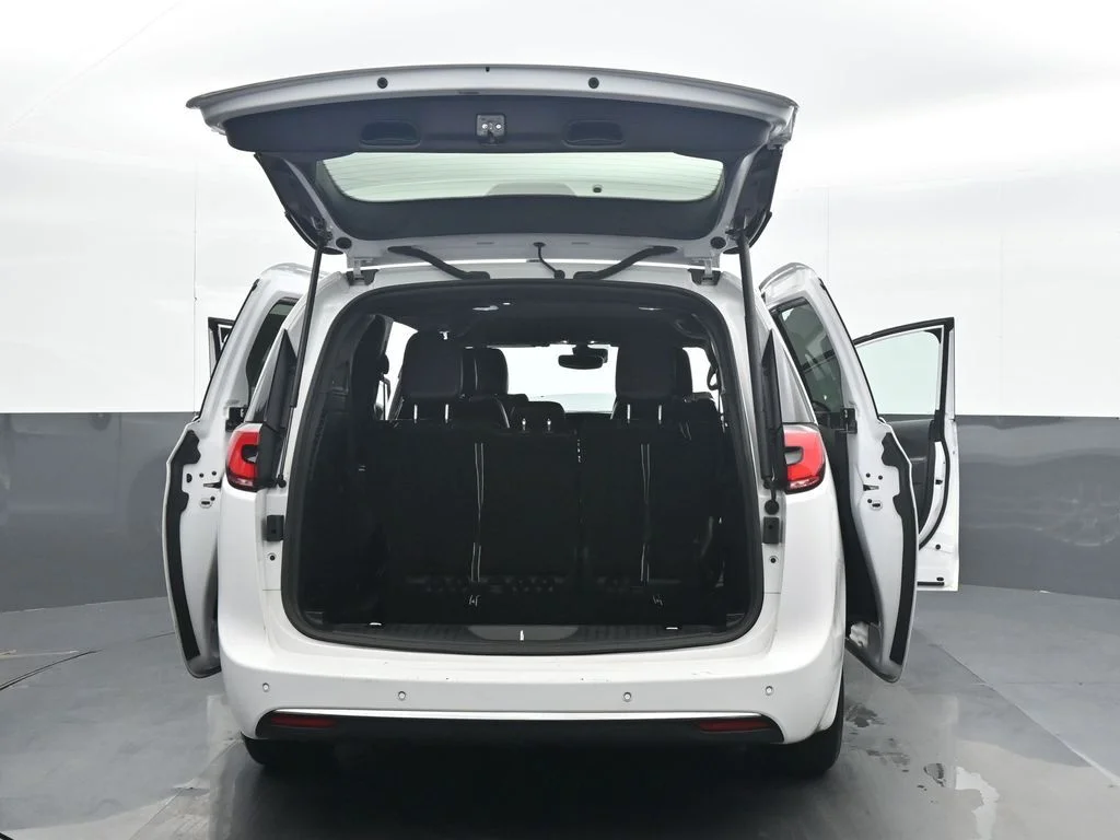 Used 2025 White Chrysler Select image 35