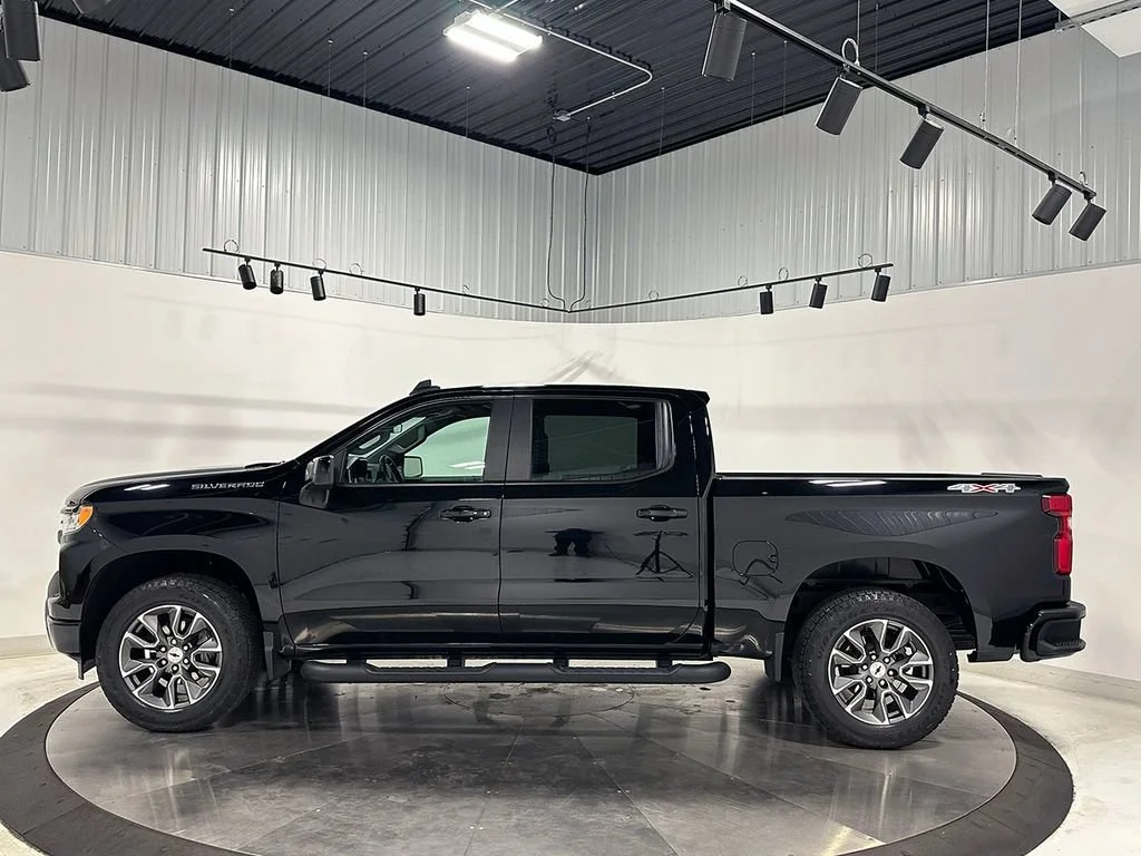 Used 2023 BLACK Chevrolet RST image 16