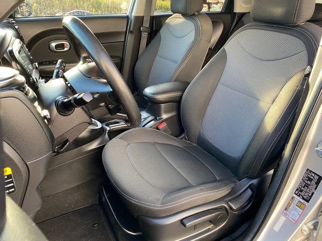 Used 2019  Kia + image 16