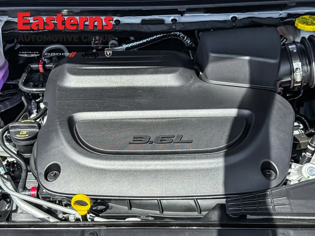 New 2027 Bright White Clear-Coat Exterior Paint Chrysler Select image 8
