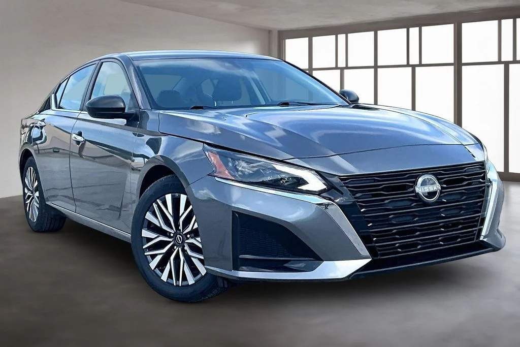Used 2025 Gray Nissan 2.5 SV image 3