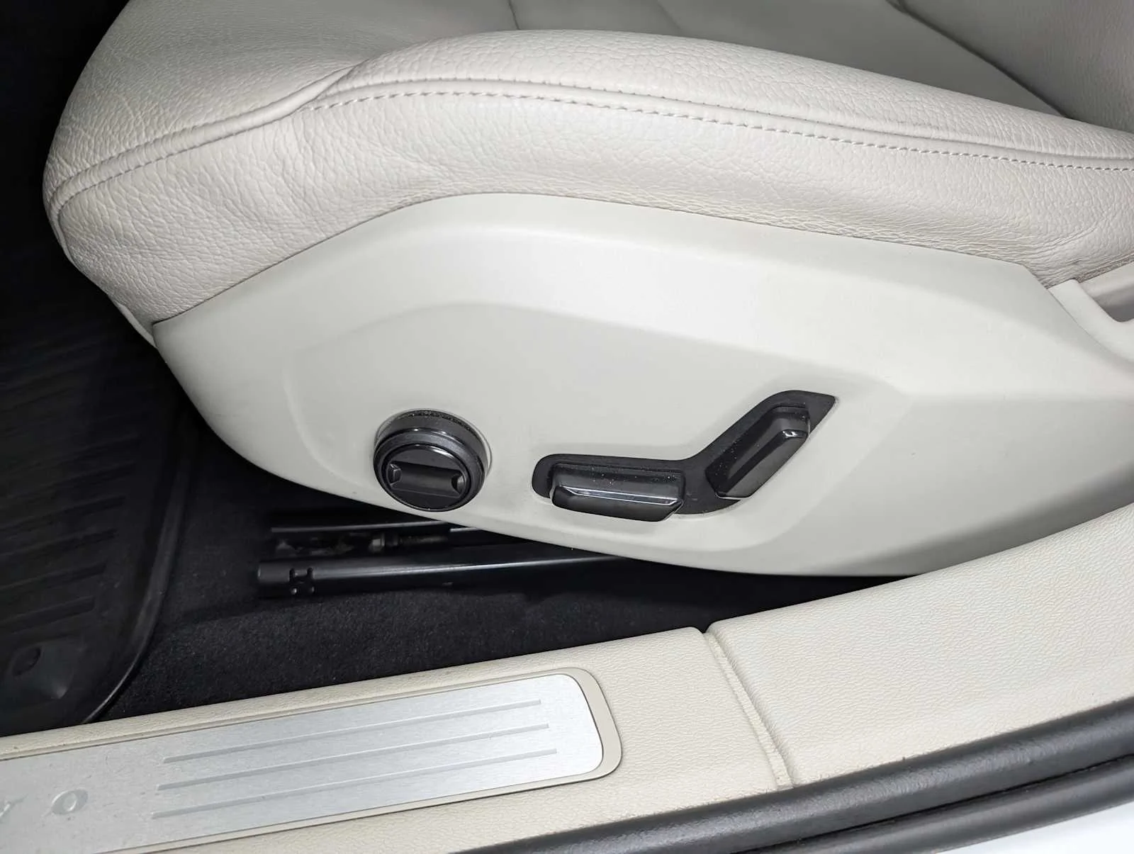 Used 2020  Volvo Momentum image 38
