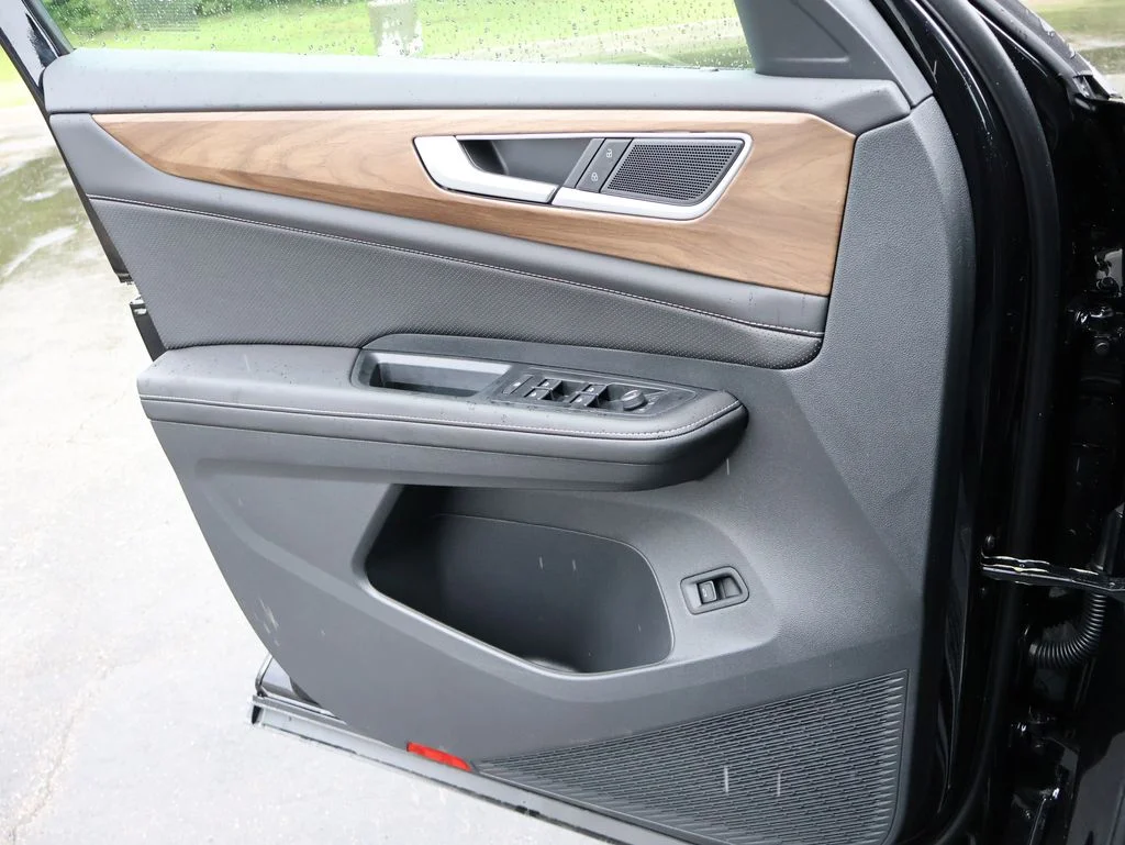 New 2026 Black Volkswagen 2.0T SE w/Technology image 35