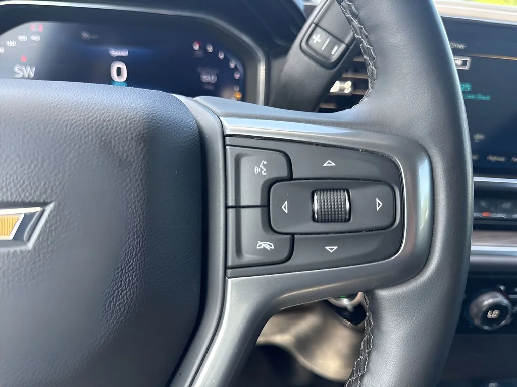 Used 2025 White Chevrolet LT image 15