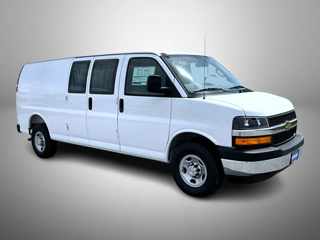 New 2026 Summit White Chevrolet 1WT image 3