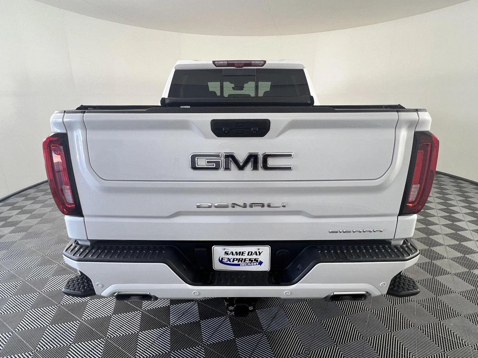 Used 2024 White Frost Tricoat GMC Denali Ultimate image 36