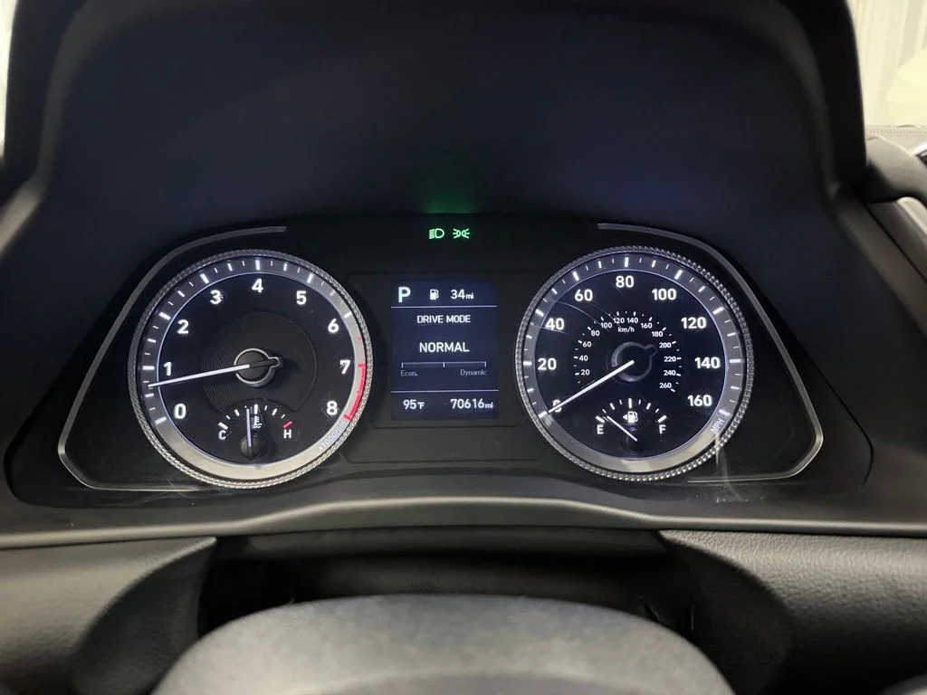Used 2021 Black Hyundai SE image 13