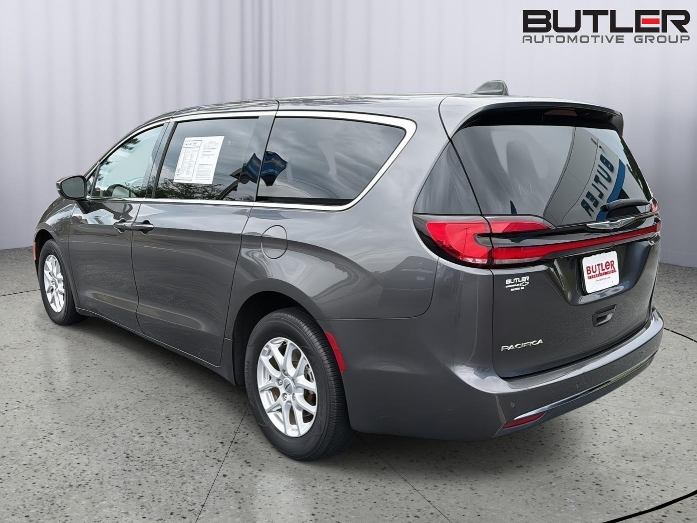 Used 2023 Granite Crystal Metallic Clearcoat Chrysler Touring L image 4