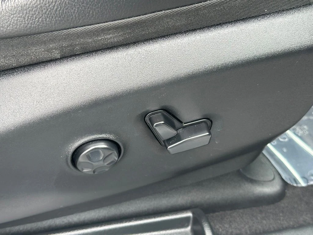 Used 2018 White Chrysler Touring L image 26